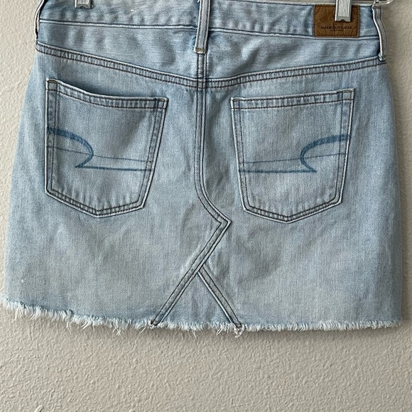 AMERICAN EAGLE Light Wash Distressed Blue Denim Mini Skirt Size 4 - Picture 4 of 8